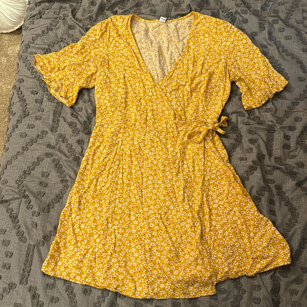✨3/$20 Bundle Sale✨ 
Old Navy Floral Wrap Dress Large
